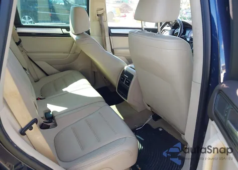 2013 Volkswagen Touareg Tdi Sport z USA, uszkodzony, nr VIN WVGEP9BP1DD004567